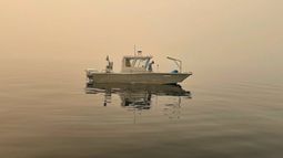 Los científicos de la UC Davis toman muestras del lago Tahoe en medio del espeso humo de los incendios forestales en 2021.&nbsp;