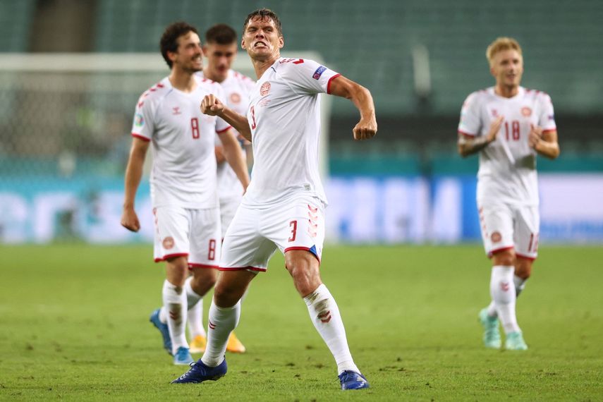 Jugadores de Dinamarca celebran su pase a la semifinal de la Eurocopa 2020