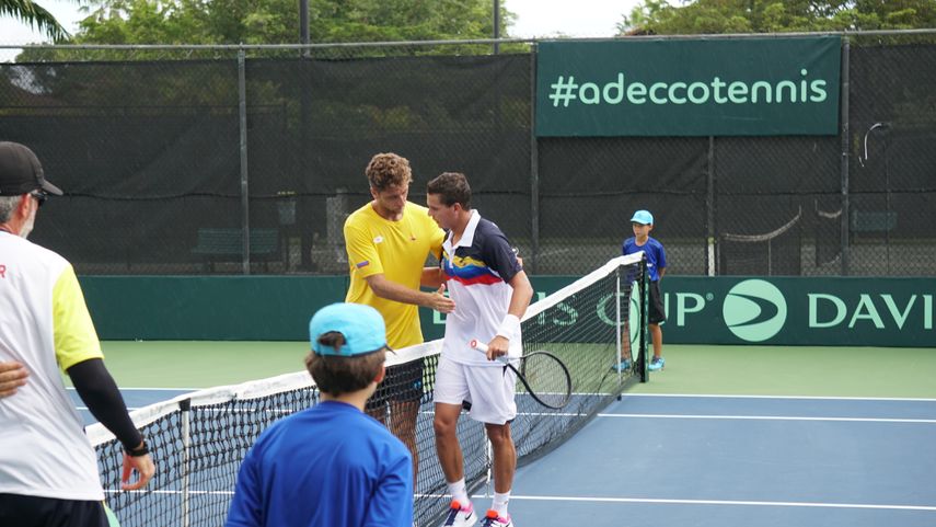 Roberto Quiroz, de Ecuador, y Luis David Mart&iacute;nez, de Venezuela, se saludan tras el segundo partido en el Doral Country Club Park en el inicio de la serie del Grupo I de la Zona Americana de la Copa Davis, el s&aacute;bado 14 de septiembre del 2019.&nbsp;