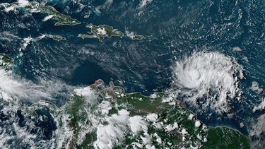 La tormenta tropical Dorian (debajo, a la derecha) pudiera estar cerca de fuerza de huracán cuando pase a través del norte de las Islas de Barlovento temprano este martes.