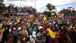 Los indígenas abandonan la ciudad colombiana de Cali y regresan al cercano departamento de Cauca luego de unirse a las protestas contra el gobierno del presidente de Colombia Iván Duque, el 12 de mayo de 2021.