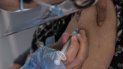 Un trabajador de la salud administra una dosis de la vacuna Sinovac CoronaVac de China a una persona en un centro de vacunación montado en el Estadio Bicentenario en Santiago, en Chile, el 3 de febrero de 2021. Un trabajador de la salud administra una dosis de la vacuna Sinovac CoronaVac de China a una persona en un centro de vacunación montado en el Estadio Bicentenario en Santiago, en Chile, el 3 de febrero de 2021.