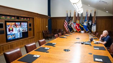 En esta foto publicada por la Casa Blanca, el presidente Joe Biden se reúne virtualmente con su equipo de seguridad nacional y altos funcionarios para una sesión informativa sobre Afganistán, el 15 de agosto de 2021, en Camp David. &nbsp;