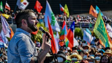 El candidato presidencial chileno Gabriel Boric, del partido Apruebo Dignidad, habla con simpatizantes durante un mitin. Chile celebrará la segunda vuelta presidencial el 19 de diciembre.