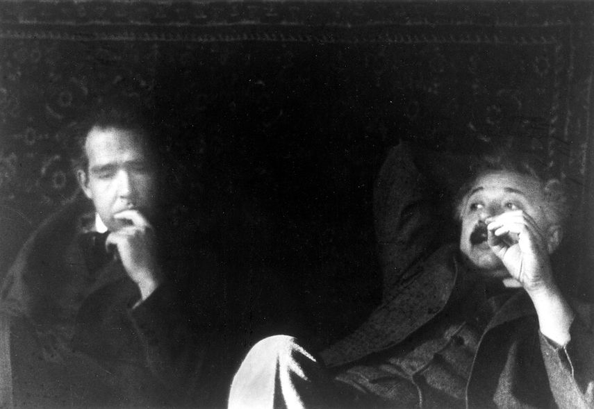 Los científicos Albert Einstein y Niels Bohr.&nbsp;