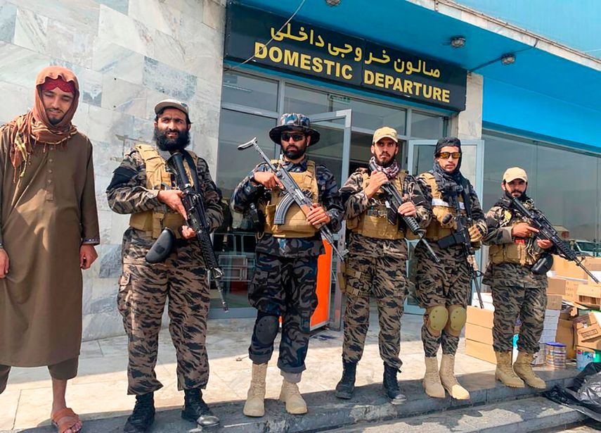 Combatientes talibanes montan guardia en el Aeropuerto Internacional Hamid Karzai tras la retirada estadounidense en Kabul, Afganistán, el martes 31 de agosto de 2021. El Talibán tomó el control del aeropuerto internacional de Kabul tras la retirada de las tropas estadounidenses. Entre 2002 y 2021, la ONU organizó vuelos hacia más de 20 destinos en Afganistán y el objetivo es volver a esos mismos niveles en cuanto la seguridad y el financiamiento de las operaciones estén asegurados
