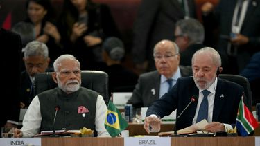 El socialista presidente de Brasil Luiz Inacio Lula da Silva (R) junto al primer ministro de India Narendra Modi durante una sesión plenaria del BRICS en Rio de Janeiro, Brazil.