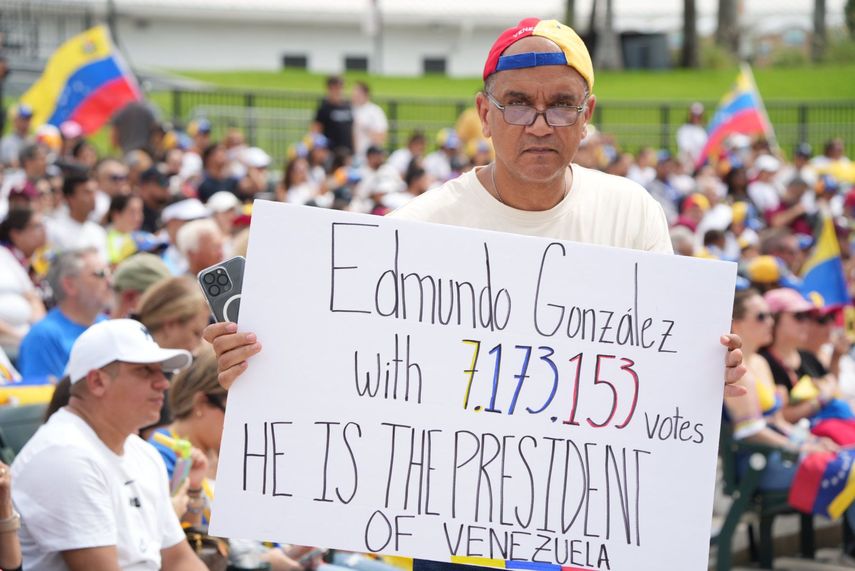 Cientos de venezolanos asistieron a la convocatoria Bayfront Park, en el centro de Miami, para manifestar su rechazo a los resultados electorales fraudulentos que otorgaron la victoria a Nicolás Maduro