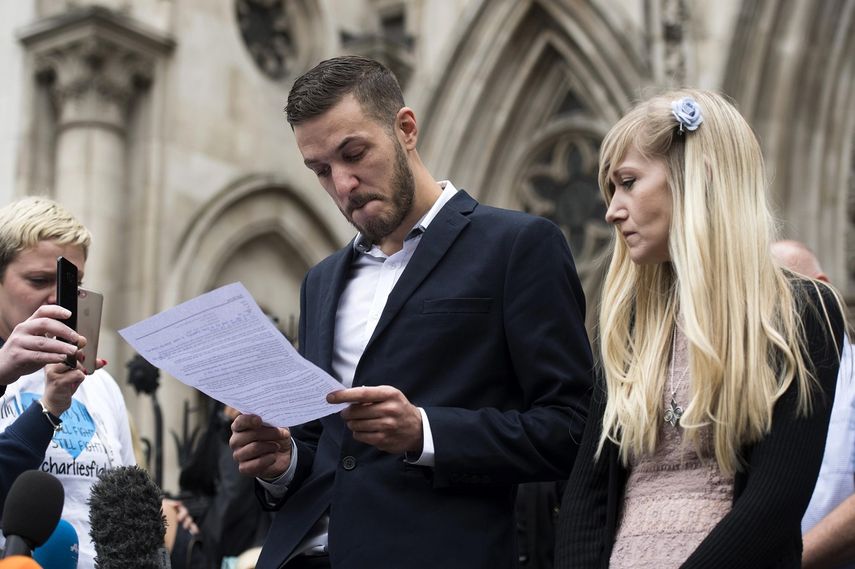 Los padres del&nbsp;bebé&nbsp;británico Charlie&nbsp;Gard, Connie Yates (d) y Chris Gard (i), a su salida del Tribunal Supremo en Londres, Reino Unido, el 24 de julio de 2017.&nbsp;