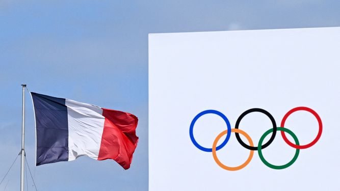 La bandera nacional francesa aparece cerca de los anillos olímpicos en La Concorde en París, el 23 de julio de 2024, antes de los Juegos Olímpicos de París 2024.