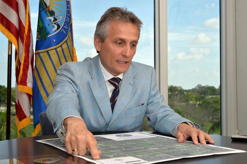 Alcalde de Doral, Luigi Boria, anunció la reducción fiscal que beneficiará a los comerciantes. (Álvaro Mata)