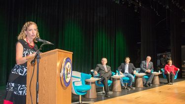 La congresista Debbie Wasserman Schultz habla en un acto de apoyo al retorno de la democracia en Venezuela en Weston, al norte de Miami.