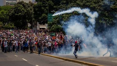 Las fuerzas de seguridad de&nbsp;Venezuela disolvieron con gases lacrimógenos este lunes, por quinta vez en los últimos diez días, una protesta opositora que pretendía acceder al centro de la ciudad para manifestarse en contra del Tribunal Supremo de Justicia.&nbsp;