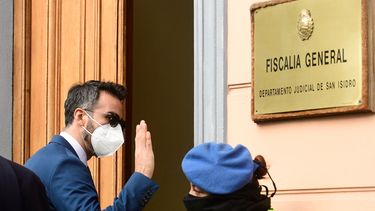 El neurocirujano Leopoldo Luque saluda a su llegada a la corte para una audiencia ante los fiscales que investigan la muerte del astro del fútbol Diego Armando Maradona por supuesta negligencia médica, en Buenos Aires, Argentina, el lunes 28 de junio de 2021