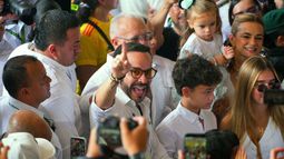 El candidato presidencial de Colombia, Abelardo de la Espriella, del movimiento Salvadores de la Patria, saluda a los simpatizantes al llegar a votar con su esposa Ana Lucía Pineda en un centro de votación durante las elecciones presidenciales en Barranquilla, Colombia, el 31 de mayo de 2026. El candidato presidencial de Colombia, Abelardo de la Espriella, del movimiento Salvadores de la Patria, saluda a los simpatizantes al llegar a votar con su esposa Ana Lucía Pineda en un centro de votación durante las elecciones presidenciales en Barranquilla, Colombia, el 31 de mayo de 2026.