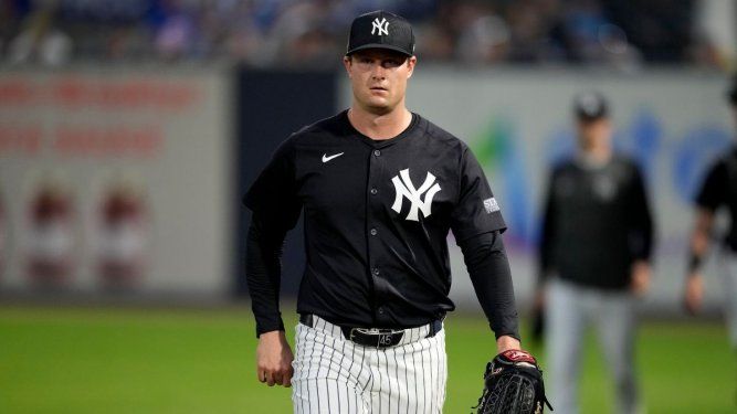 El lanzador abridor de los Yanquis de Nueva York Gerrit Cole camina hacia el terreno de juego antes de un juego de pretemporada ante los Azulejos de Toronto, el 1 de marzo de 2024, en Tampa, Florida.&nbsp;