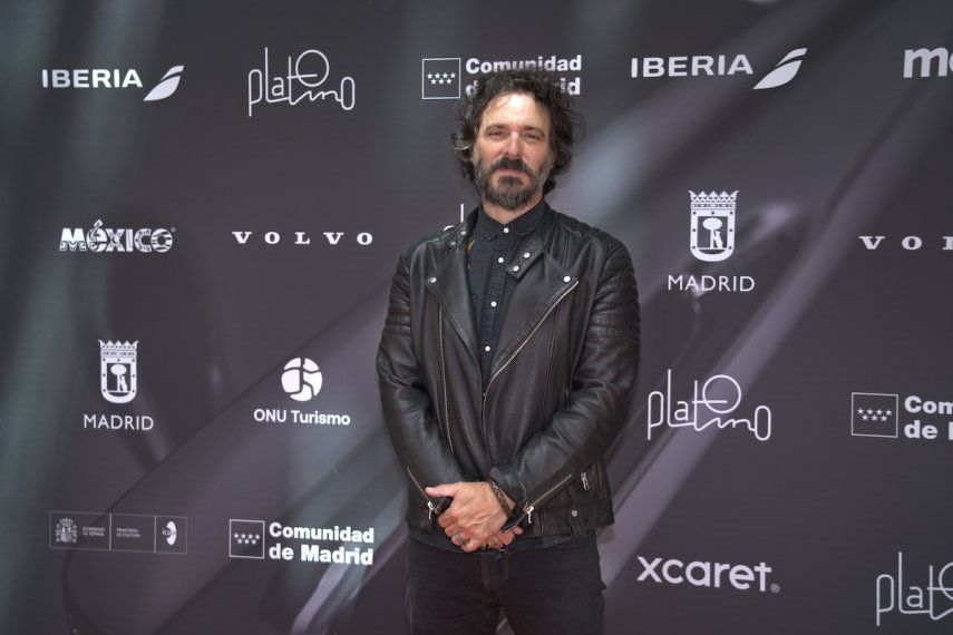 Alex García, director de la serie de Netflix Cien años de soledad, posa después de conversar con DIARIO LAS AMÉRICAS en el marco de los Premios Platino, en Madrid.&nbsp;