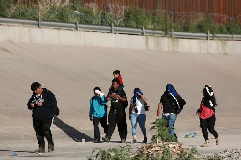 Un grupo de migrantes venezolanos caminan hacia la frontera de EEUU para entregarse a la patrulla fronteriza, en Ciudad Juárez, México.