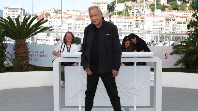 El director Tony Gatlif posa previo a la proyección en el Festival de Cine de Cannes de la película Ange.