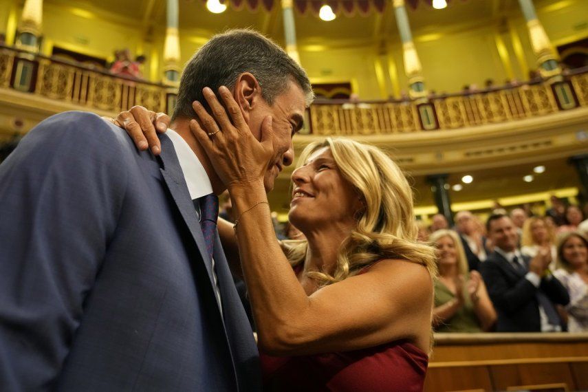 El presidente del gobierno español en funciones, Pedro Sánchez, es abrazado por la líder de Sumar, Yolanda Díaz, antes de una votación en el Congreso de los Diputados español en Madrid, España, el jueves 17 de agosto de 2023.&nbsp;