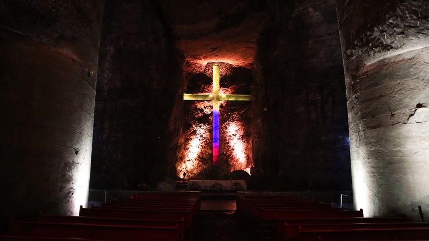 Fotografía de la nave central de la Catedral de Sal de Zipaquirá, en las afueras de Bogotá, Colombia.