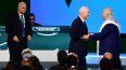 El presidente de la FIFA, Gianni Infantino (centro), interactúa con el máximo mandatario del balompié palestino, Jibril Rajoub (derecha), mientras el vicepresidente de la asociación de fútbol israelí, Basim Sheikh Suliman, observa a la distancia, el 30 de abril de 2026.