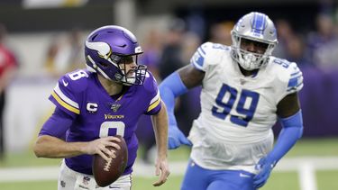 El quarterback de los Vikings de Minnesota Kirk Cousins intenta escapar del defensive tackle de los Lions de Detroit John Atkins, en la primera mitad del juego del domingo 8 de diciembre de 2019 en Minneapolis.&nbsp;
