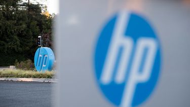 El logo de HP se ve en un cartel en la sede de Hewlett Packard en Palo Alto, California.