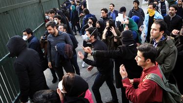 Estudiantes iraníes participan en una protesta contra el Gobierno en las inmediaciones de la Universidad de Teherán.&nbsp;