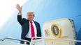 El presidente Donald J. Trump saluda antes de partir hacia Alaska para su encuentro con su homólogo ruso Vladimir Putin.