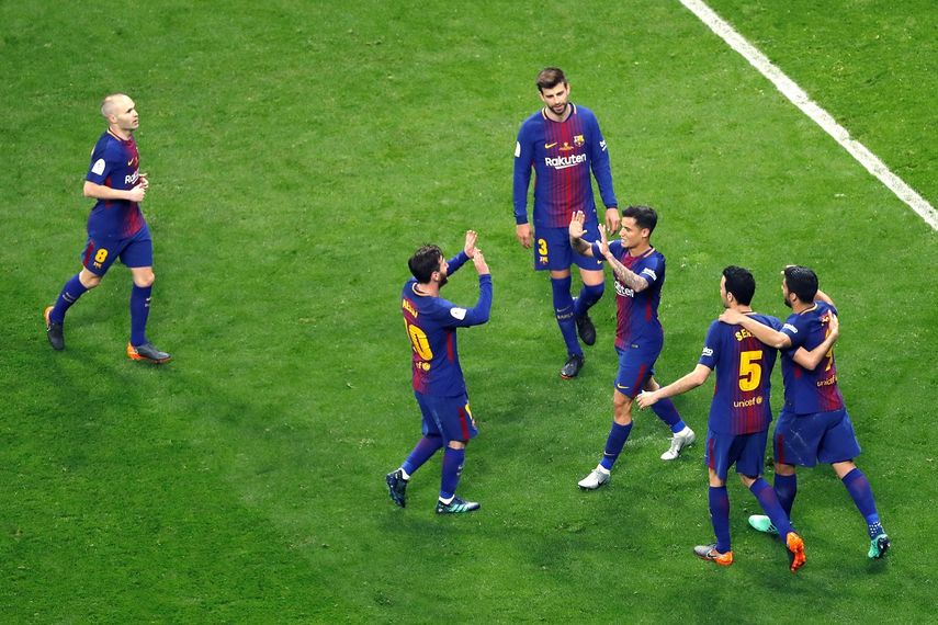 Los jugadores del FC&nbsp;Barcelona&nbsp;celebran el quinto gol del partido convertido por el centrocampista brasileño, Philippe Coutinho (3d), durante la final de la Copa del Rey en el estadio Wanda Metropolitano de Madrid.&nbsp;