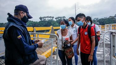 Funcionario de migración colombiano verifica documentos de estudiantes venezolanos luego de cruzar el Puente Internacional Simón Bolívar desde Venezuela a Cúcuta, en la frontera con Colombia.