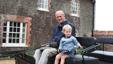 Una fotografía publicada por el Palacio de Kensington y el Duque y Duquesa de Cambridge de Gran Bretaña el 12 de abril de 2021 y tomada por la Duquesa muestra al Príncipe Felipe, Duque de Edimburgo (L) y el Príncipe George de Cambridge (R) de Gran Bretaña sentados en un carruaje Anmer Hall en el pueblo de Anmer en Norfolk, al este de Inglaterra, en una fecha no especificada en 2015.
