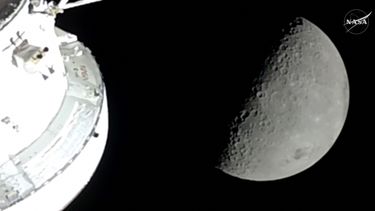 Esta captura de pantalla de una transmisión en directo de la NASA muestra la nave espacial Orion acercándose a la Luna el 6 de abril de 2026.