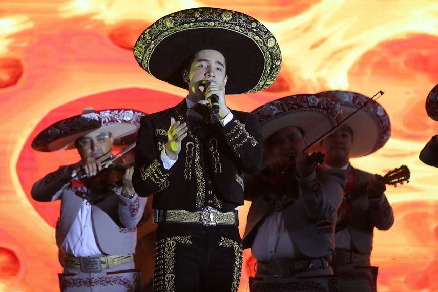 Alex presentó su disco a la prensa con una actuación en la que cantó algunos de los temas de su primer trabajo.