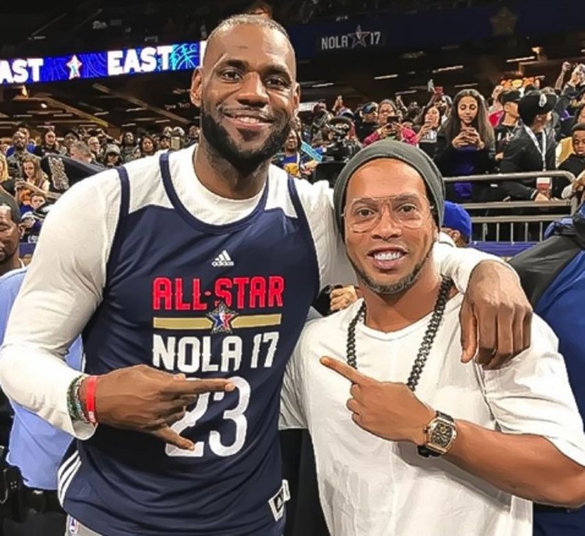 Ronaldinho (derecha) comparte junto LeBron James (izquierda) durante las celebraciones del fin de semana del Juego de las Estrellas de la NBA.