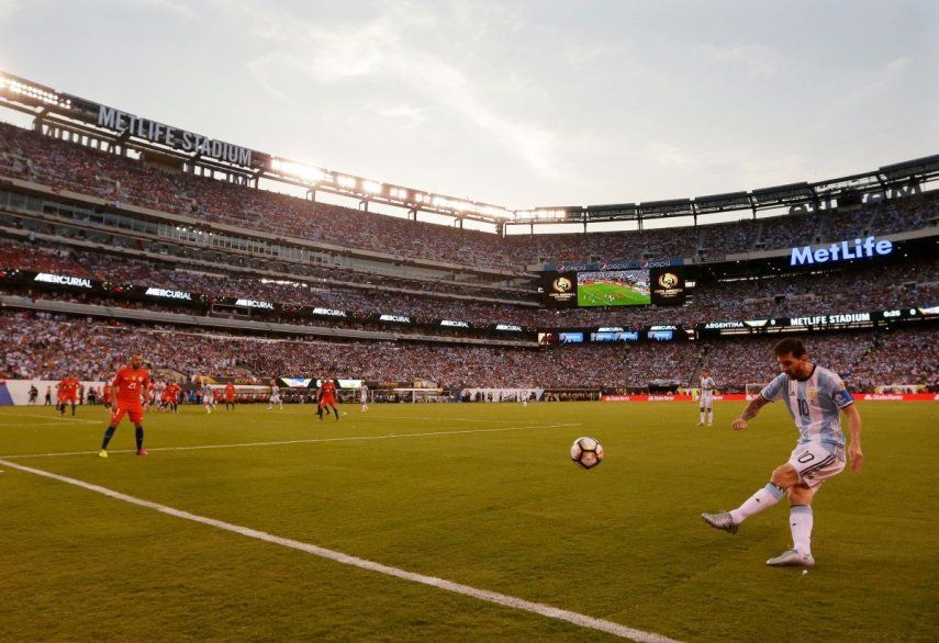 El delantero argentino Lionel Messi (10) remata durante el primer tiempo de la final contra Chile en la Copa América Centenario, el 26 de junio de 2026, en East Rutherford, Nueva Jersey.