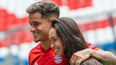 El brasileño Philippe Coutinho, ahora jugador del Bayern Munich, posa con su esposa Aina en el estadio del club en Múnich, Alemania, el lunes 19 de agosto de 2019. Coutinho llega al conjunto alemán en préstamo del Barcelona en un fichaje por un año.&nbsp;