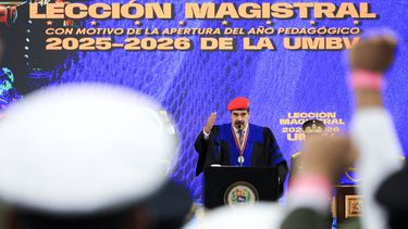 Nicolás Maduro gesticula mientras habla durante una reunión militar en Caracas el 30 de septiembre de 2025.
