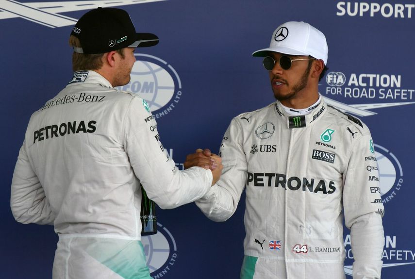Hamilton (derecha) tratará de evitar en México que su compañero de equipo Nico Rosberg (izquierda) logre asegurar su primer título en Fórmula 1&nbsp;