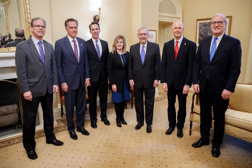 Rick Scott (sexto de izq a derecha) reunido con senadores electos del Partido Republicano y con el lider de la mayoría de ese partido en el Senado, Mitch McConell.