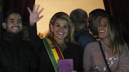 Jeanine A&ntilde;ez, presidente interina de Bolivia, en el centro.