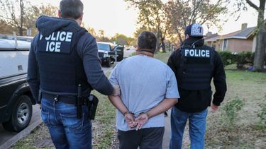 Agentes del Servicio de Inmigración y Control de Aduanas de Estados Unidos (ICE), durante un operativo contra inmigrantes irregulares.&nbsp;