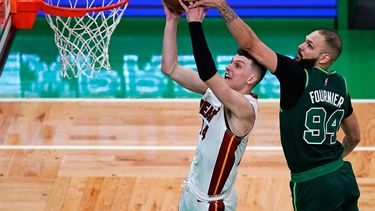 El base de los Celtics de Boston Evan Fournier intenta bloquear el tiro de Tyler Herro del Heat de Miami en el encuentro del martes 11 de mayo del 2021