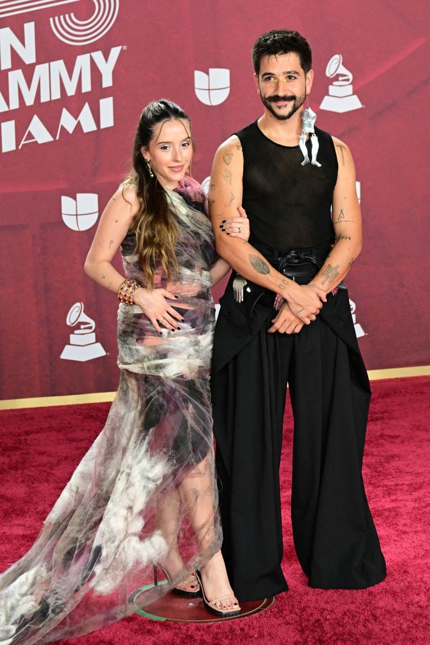La actriz y cantante venezolana Evaluna Montaner y el cantante colombiano Camilo asisten a la 25.ª Entrega Anual de los Premios Grammy Latinos en el Kaseya Center de Miami, Florida, el 14 de noviembre de 2024.
