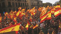 Miles de manifestantes ocuparon las calles de Barcelona este domingo en contra de la declaración de independencia de Cataluña.