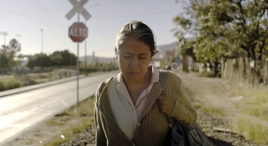 En esta imagen difundida por Cinépolis Distribución, la actriz Mercedes Hernández en una escena de la película Sin señas particulares, que se estrena en México el 5 de agosto de 2021.