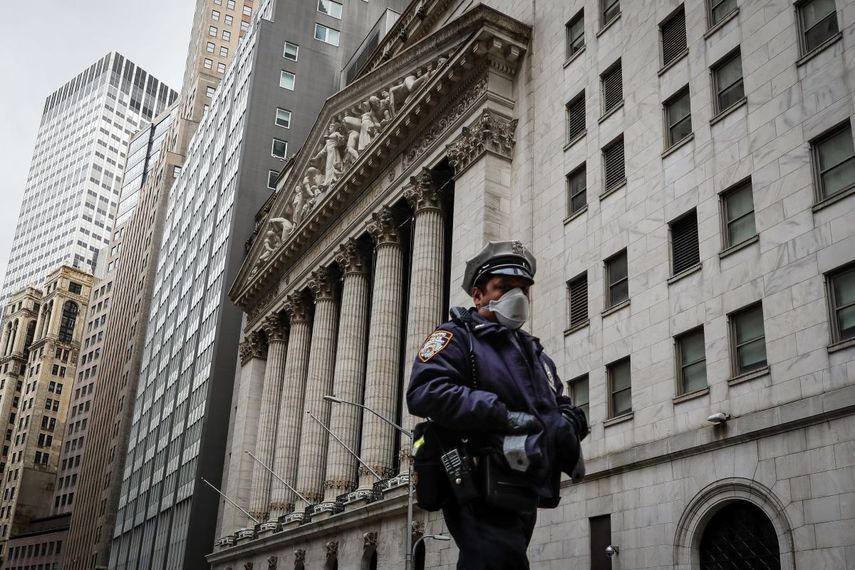 Un agente de policía pasa frente a la sede de Wall Street.