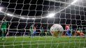 El arquero del Osasuna Sergio Herrera en el piso luego del gol anotado por Felipe para el Atlético de Madrid, el sábado 20 de noviembre de 2021 en La Liga (Primera División de España) El arquero del Osasuna Sergio Herrera en el piso luego del gol anotado por Felipe para el Atlético de Madrid, el sábado 20 de noviembre de 2021 en La Liga (Primera División de España)