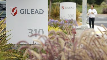 En esta fotograf&iacute;a del 9 de julio de 2015 un hombre camina afuera de la sede de la farmac&eacute;utica de Estados Unidos Gilead Sciences en Foster City, California